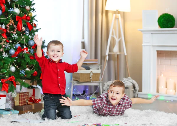 Dos hermanos pequeños lindos en Navidad —  Fotos de Stock