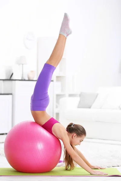 Ung flicka att göra fitness motion — Stockfoto