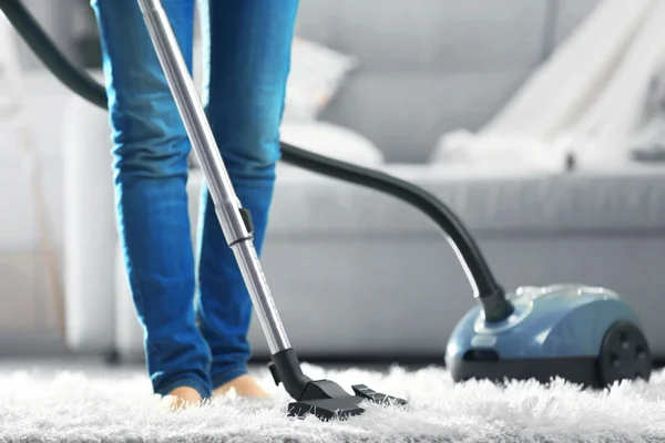 Mujer limpiando la alfombra — Foto de Stock