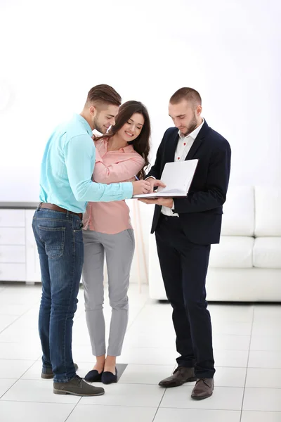 Happy family with estate agent — Stock Photo, Image