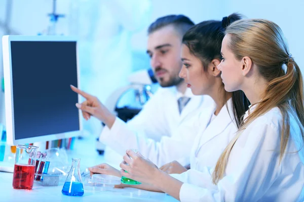 Técnicos médicos trabajando en laboratorio — Foto de Stock