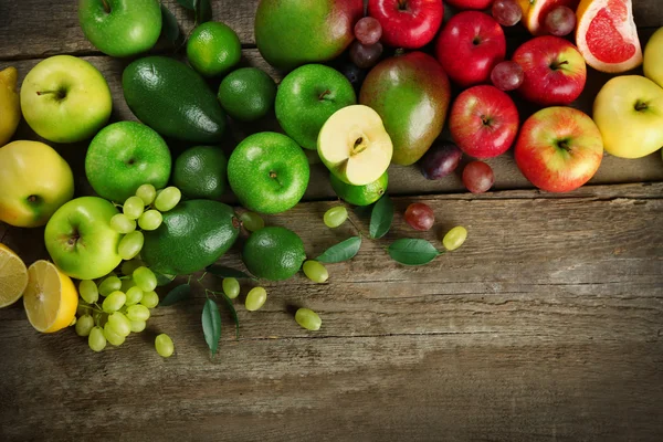 Frutas no fundo de madeira — Fotografia de Stock