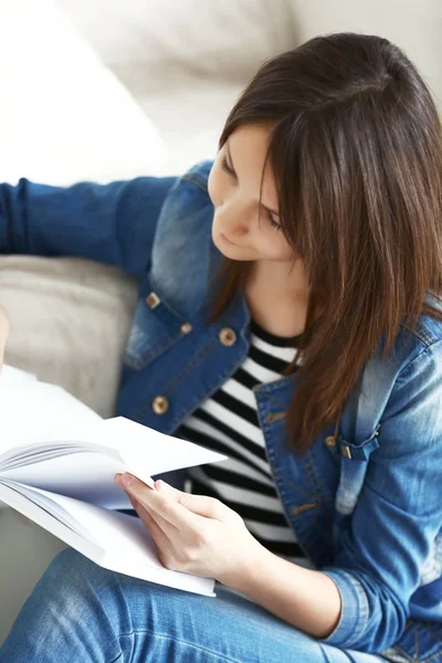 Beautiful girl reading book — Stock Photo, Image