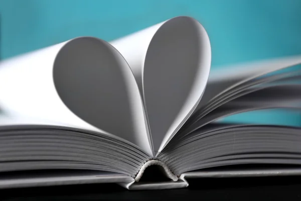 Feuilles de livre incurvées en forme de coeur — Photo