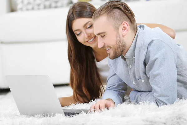 Šťastný pár, pracují na notebooku — Stock fotografie