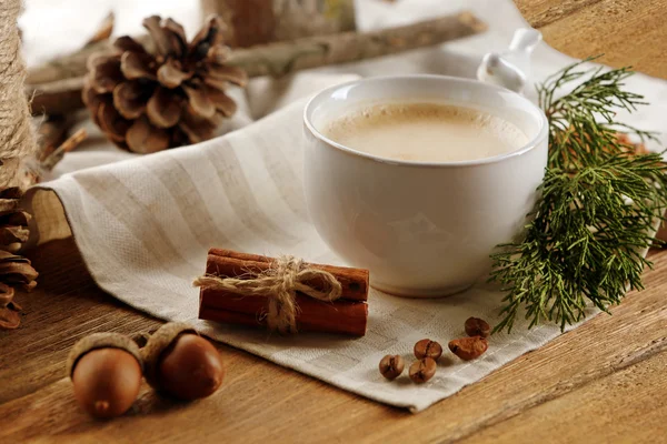 Tasse Kaffee auf Serviette auf Holzgrund — Stockfoto