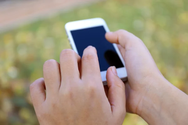 Γυναίκα κρατώντας smartphone — Φωτογραφία Αρχείου