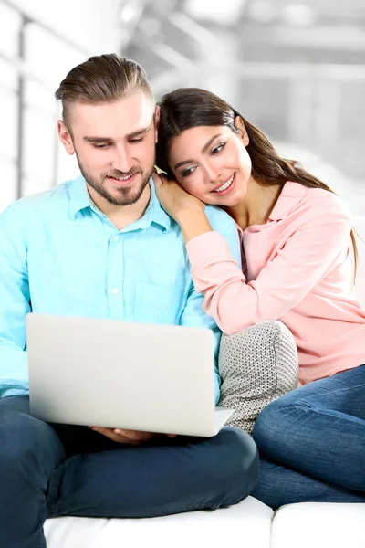 Gelukkige paar en werken op een laptop — Stockfoto