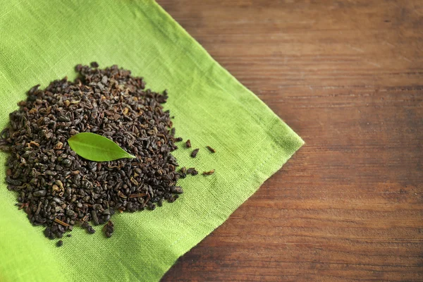 Гранульований чай з зеленим листям — стокове фото