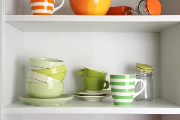 Посуда на полках на кухне — стоковое фото