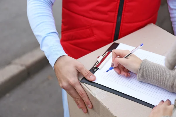 Femmina mano firma modulo di consegna — Foto Stock