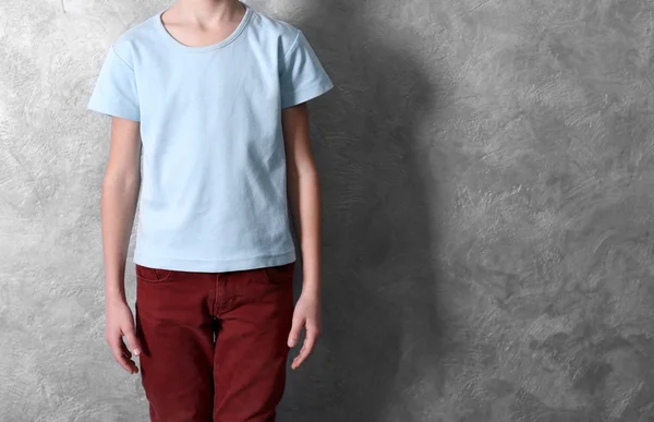 Abbigliamento pubblicità per ragazzo — Foto Stock