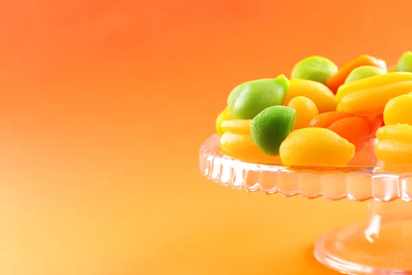 Meyve şekerleri turuncu zemin üzerine — Stok fotoğraf