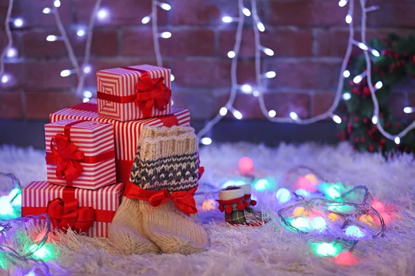 Christmas presentaskar och lampor — Stockfoto