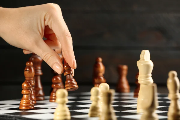 Mano femenina jugando ajedrez — Foto de Stock