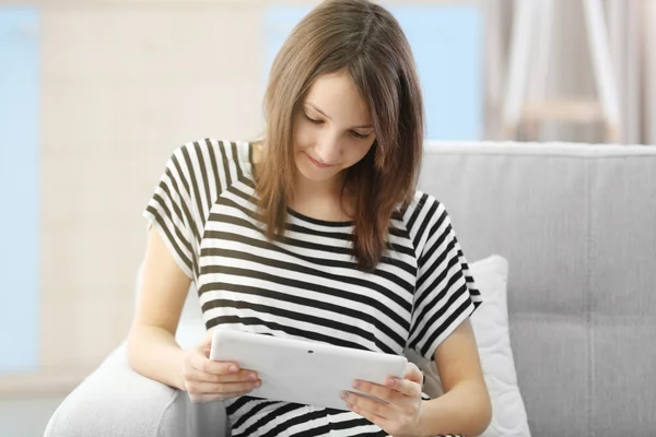 Belle fille avec tablette numérique — Photo