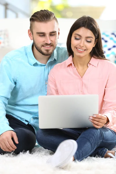 Ευτυχισμένο ζευγάρι που εργάζονται για το laptop — Φωτογραφία Αρχείου