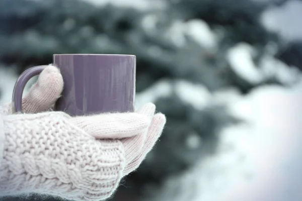 Hände halten Becher — Stockfoto