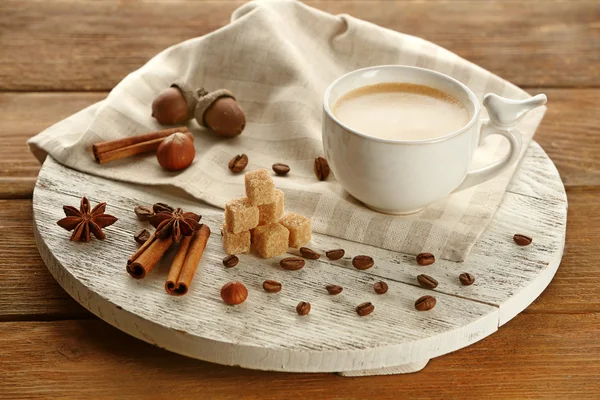 Xícara de café com açúcar e canela em esteira de madeira branca — Fotografia de Stock