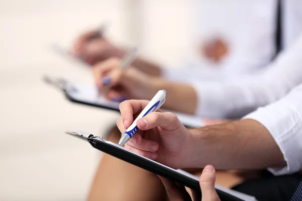 Chers collègues assis et prenant des notes Images De Stock Libres De Droits