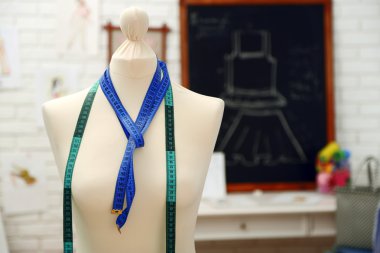 Teyp ölçme ile terzi mankeni 