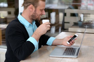 Genç çekici işadamı Öğle Yemeği 