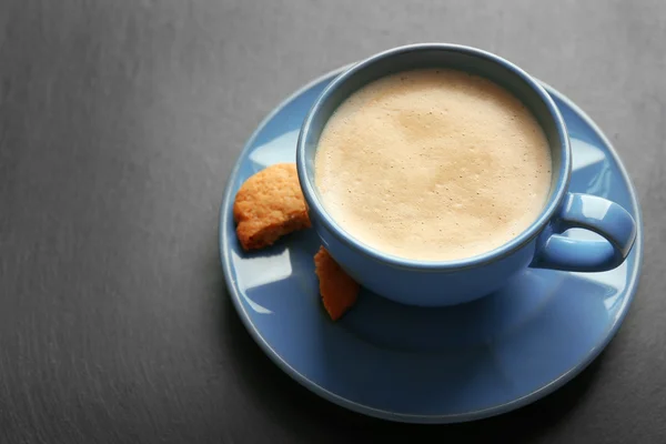 Kopp kaffe på grå bakgrund — Stockfoto
