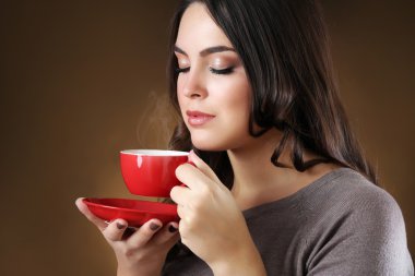 Güzel bir kadın portresi fincan kahve ile