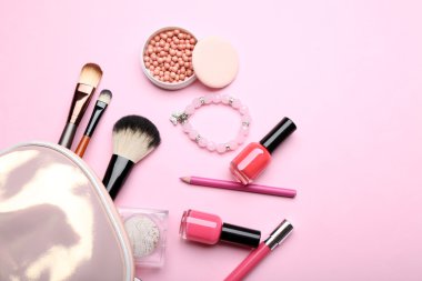 Açık renk arka plan üzerinde Dekoratif kozmetik kümesi