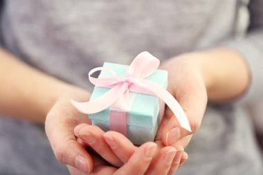 güzel küçük hediye holding eller