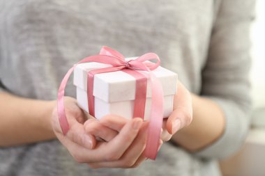 güzel küçük hediye holding eller