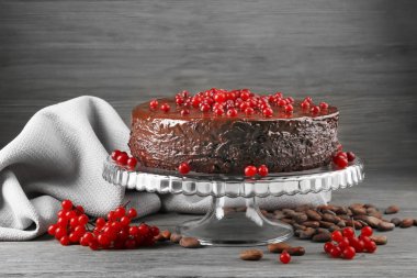 Ahşap arka plan üzerinde cranberries ile çikolatalı kek