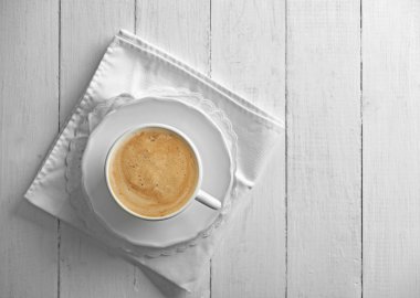 ahşap arka plan üzerinde köpük kahve