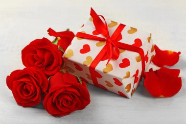 Hediye kutusu, gül çiçek ve dekoratif Kalpler