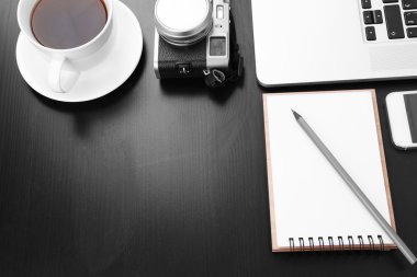 Malzemelerle dolu ofis masası 