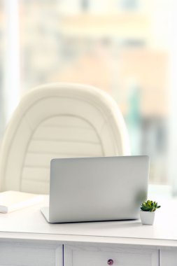 Çalışma alanı ile masa üstünde laptop