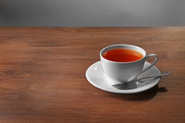 Tahta masada bir fincan çay.