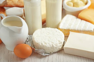 Taze süt ürünleri üzerinde beyaz ahşap masa ayarla