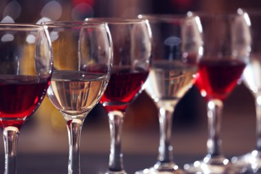 Kırmızı ve beyaz şarap closeup bardak