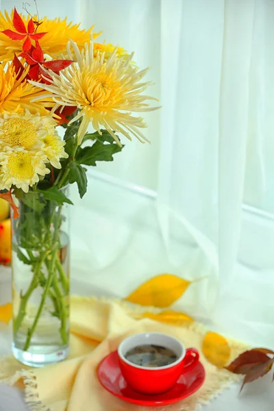 Mooie herfst boeket met chrysanten bloemen, op vensterbank — Stockfoto