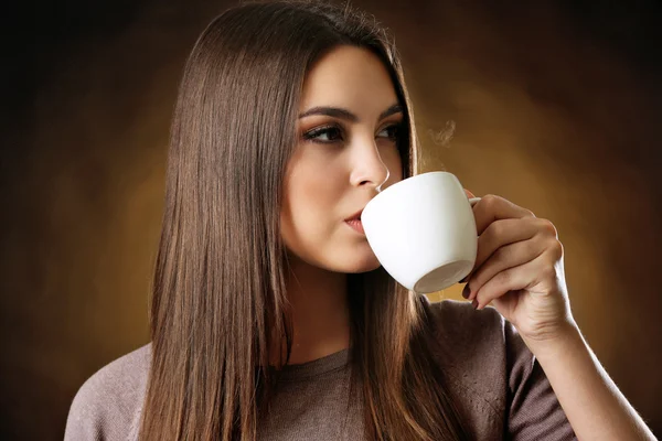 Porträt einer hübschen Frau mit einer Tasse Kaffee — Stockfoto