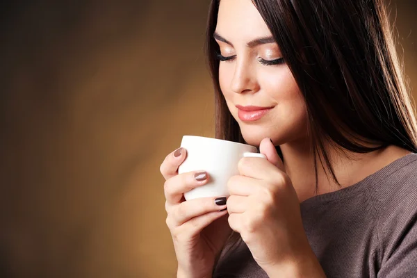 Portret van mooie vrouw met kop koffie — Stockfoto