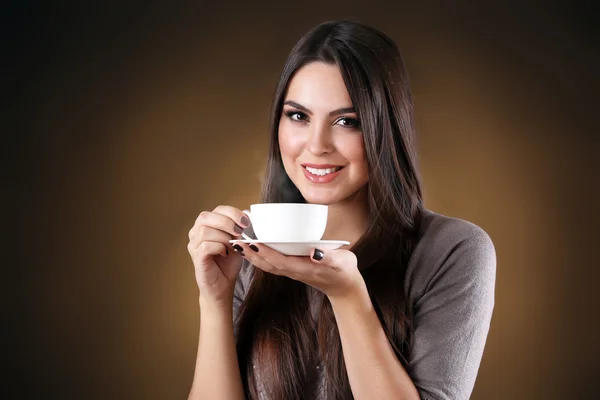 Ritratto di bella donna con tazza di caffè — Foto Stock