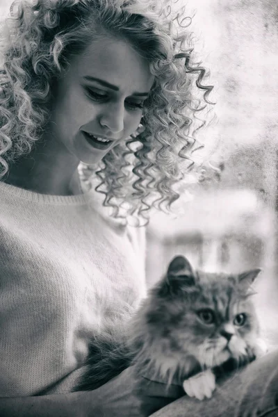 Young woman and cat in the room — Stock Photo, Image