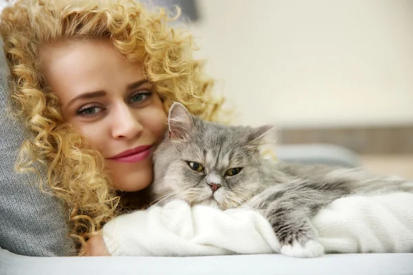 Jonge vrouw en kat in de kamer — Stockfoto