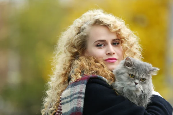 Young woman and cat in the park — Stock Photo, Image