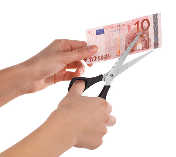 Руки с ножницами резки банкноты евро, изолированные на белом
