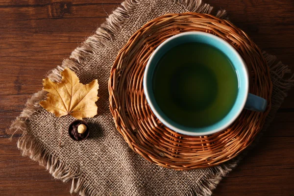 Kopje thee met najaar decor op houten tafel. — Stockfoto