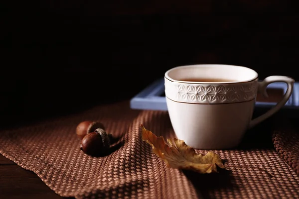 Tasse de thé avec décor d'automne sur table en bois . — Photo