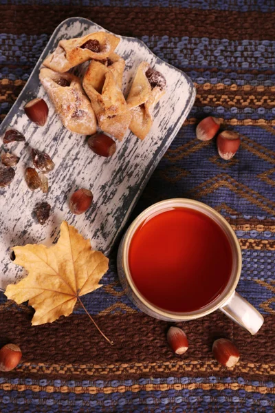 Taza de té con decoración otoñal sobre mesa de madera . — Foto de Stock